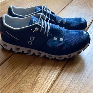 On cloud womens running shoe size 8.5